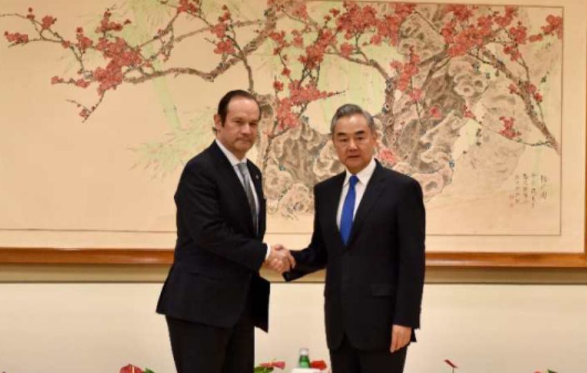 El ministro de Relaciones Exteriores de Panamá, Javier Martínez-Acha, junto a su homólogo, Wang Yi. Foto: Redes Sociales