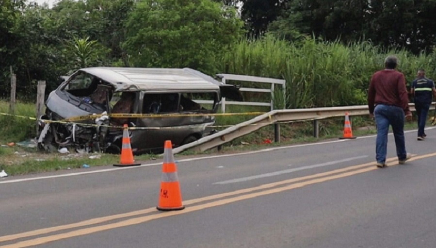 ciudadano_heroico_0.jpg El conductor de un transporte de Los Pozos que se dirigía hacia Chitré, perdió el control entrando en fase de vuelco. Foto: Thays Domínguez