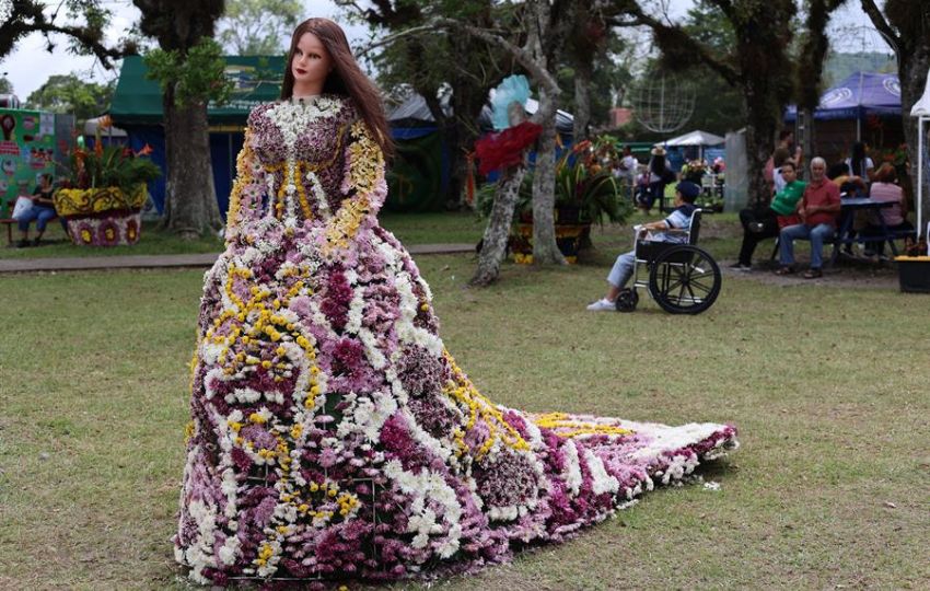 Maniquí vestido con un traje hecho de flores. Foto: EFE Maniquí vestido con un traje hecho de flores. Foto: EFE