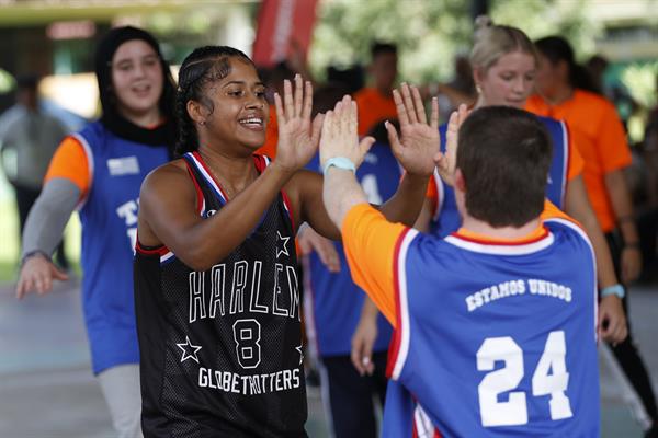 Kay 'Sushine' West del equipo de baloncesto Harlem Globetrotters, saluda a un joven durante un juego de exhibición contra el equipo de Olimpiadas Especiales de Panamá. Foto: EFE Kay 'Sushine' West del equipo de baloncesto Harlem Globetrotters, saluda a un joven durante un juego de exhibición contra el equipo de Olimpiadas Especiales de Panamá. Foto: EFE
