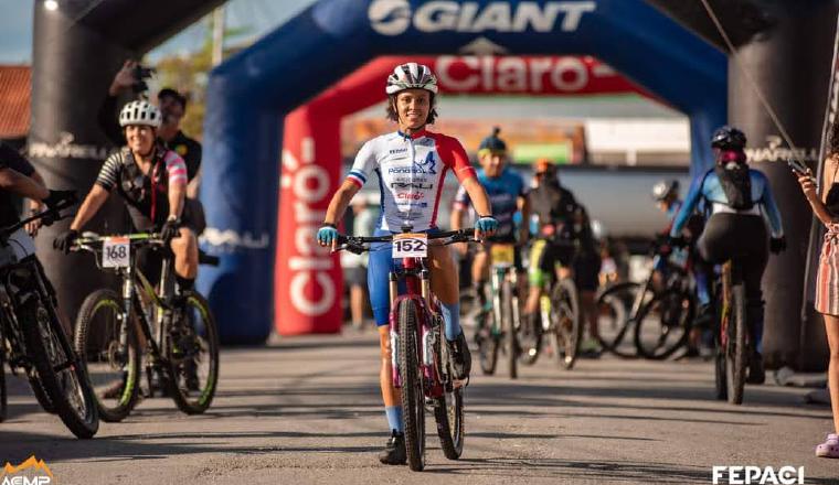 Vaneska Domínguez, en una carrera de ciclismo con el equipo panameño. Foto: Fepac Vaneska Domínguez, en una carrera de ciclismo con el equipo panameño. Foto: Fepaci