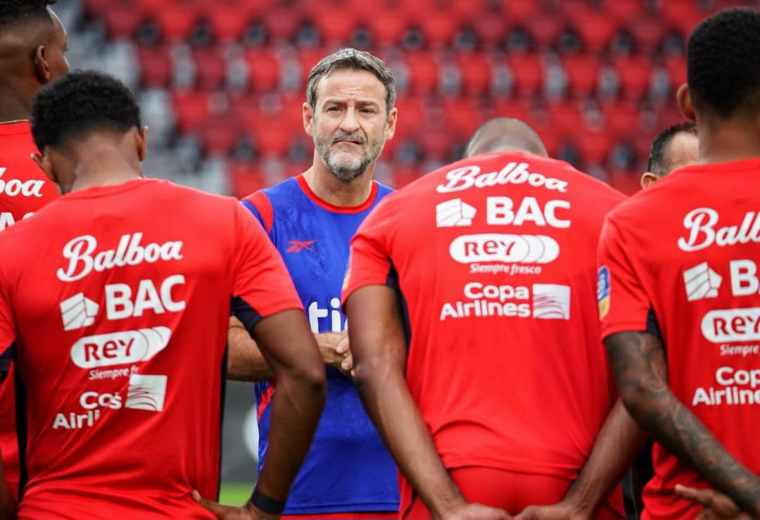 Thomas Christiansen, técnico de Panamá habla con los jugadores. Foto: Fepafut