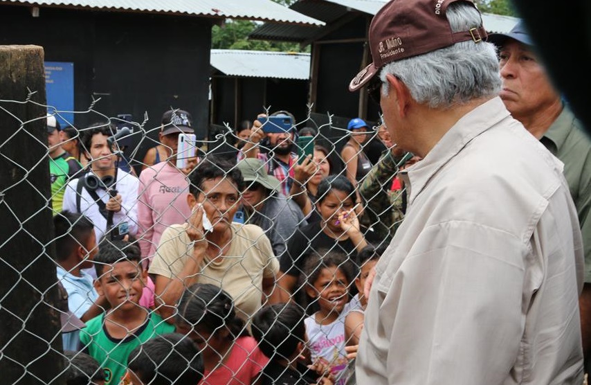 Foto de archivo del presidente de Panamá, José Raúl Mulino saludando a migrantes en el albergue de Lajas Blancas, en Darién. Foto: EFE/Archivo