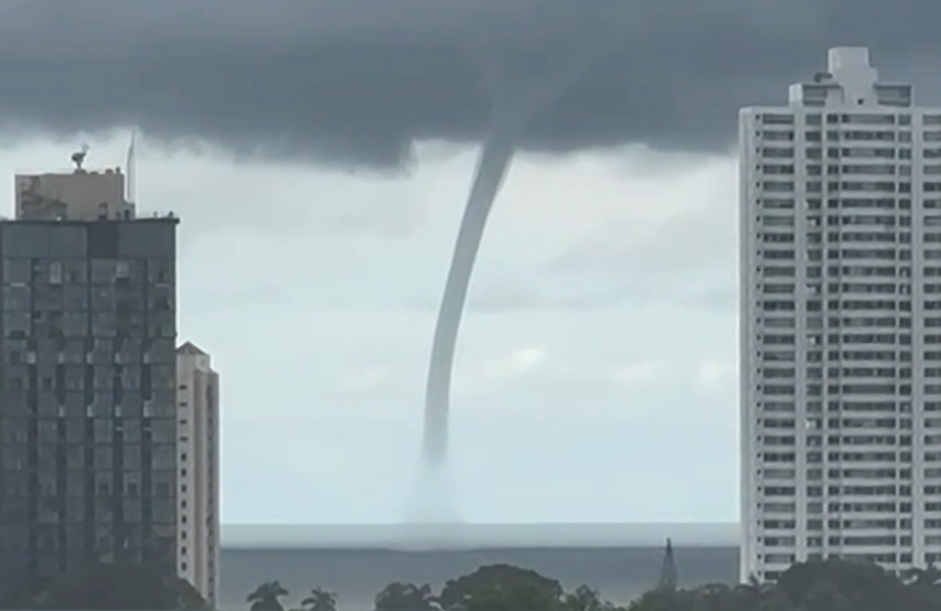 Imágenes de la tromba marina en la Bahía de Panamá. Foto: Redes Sociales