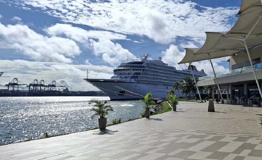Dos cruceros llegaron al Puerto de Colón 2000, el "Radiance of the Seas" de la "Royal Caribbean" y el "Viking Neptune.Foto: Diomedes Sánchez.