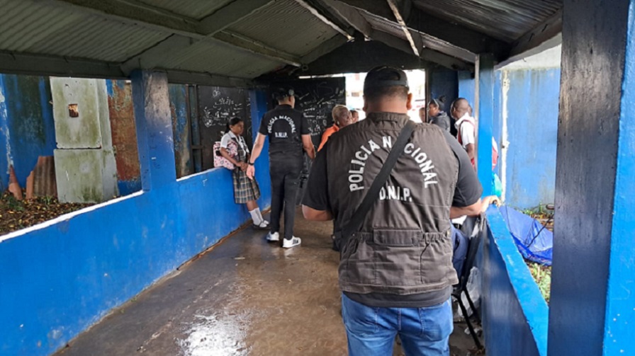 En los predios del plantel se apersonaron agentes de la DIJ de la Policía Nacional, para realizar la primera investigación de campo. Foto: Diomedes Sánchez