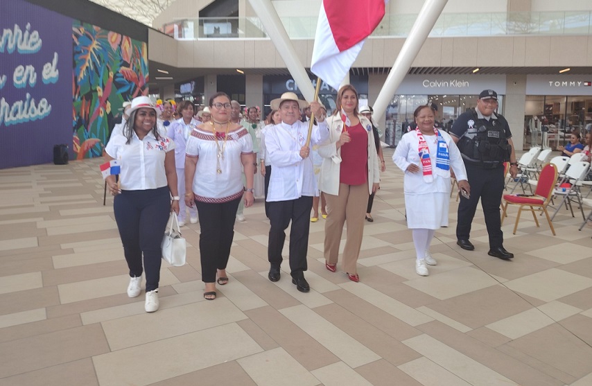 Con una marcha rindieron honor acompañados por la banda de música de la escuela Carlos Clement. Foto: Diomedes Sánchez.