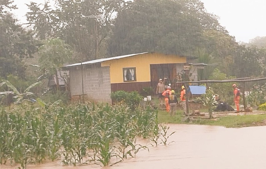 En Zapotillo varias familias han sido sacadas de la zona tras las inundaciones.. Foto. Sinaproc En Zapotillo varias familias han sido sacadas de la zona tras las inundaciones.. Foto. Sinaproc