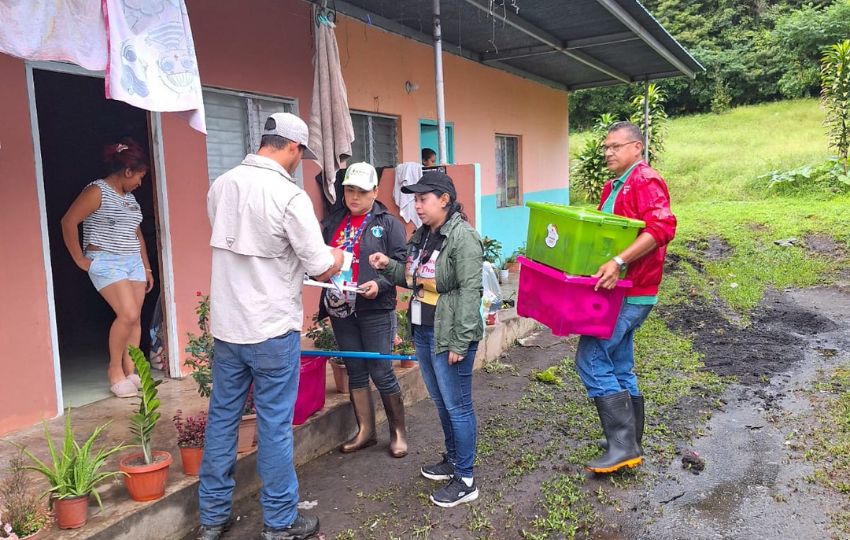 Entrega de ayuda humanitaria a las familias afectadas. Foto: Cortesía