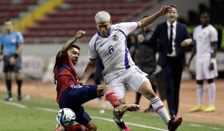  Carlos Martínez de Costa Rica disputa un balón con Cristian Martínez de Panamá, durante el partido de la Liga de Naciones de la Concacaf en la edición pasada. Foto: EFE