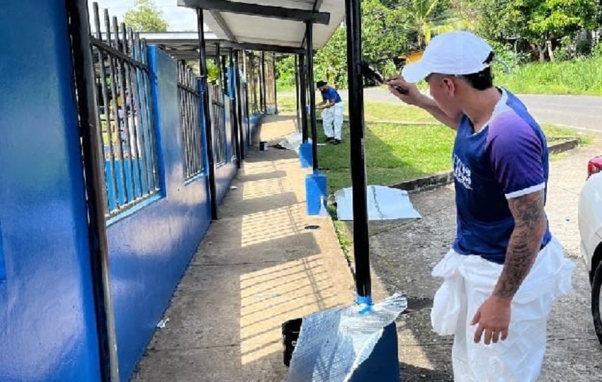 Se ocupan a privados de libertad para la limpieza y pintura de escuelas. Foto: Cortesía Meduca