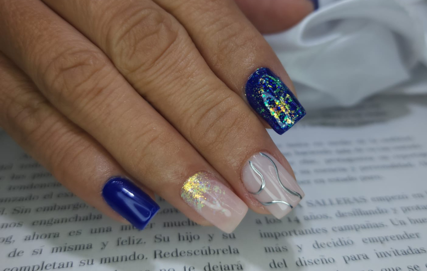 Azul y tonos metálicos. Foto: Cortesía / Chiiki Nails