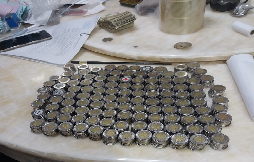 Los funcionario detallaron que las monedas estaban organizadas en rollos que llegaban a la mitad de la caja.  Foto. PGN