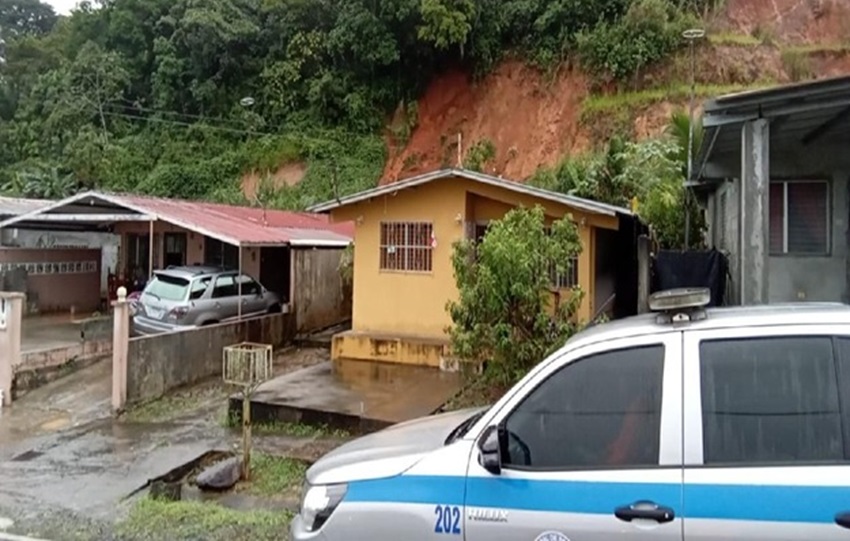 Se les recomendó a los residentes no permanecer en el lugar, ya que la tierra continuaba cediendo. Foto. Sinaproc Se les recomendó a los residentes no permanecer en el lugar, ya que la tierra continuaba cediendo. Foto. Sinaproc