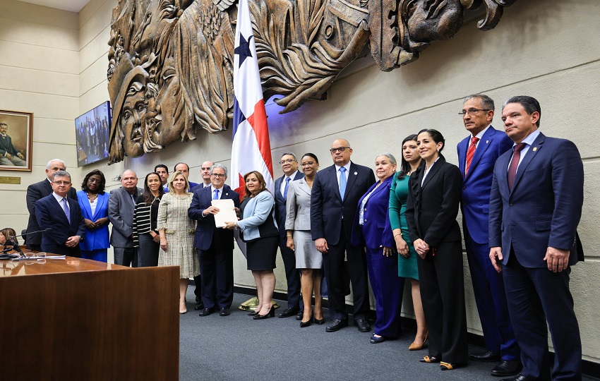Ministros de Estado haciendo entrega formal del proyecto de reformas a la presidenta de la Asamblea Nacional. Foto: Cortesía