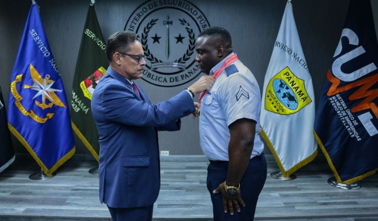 Orlando Arispe recibe la condecoración de parte de Frank Ábrego. Foto: Cortesía