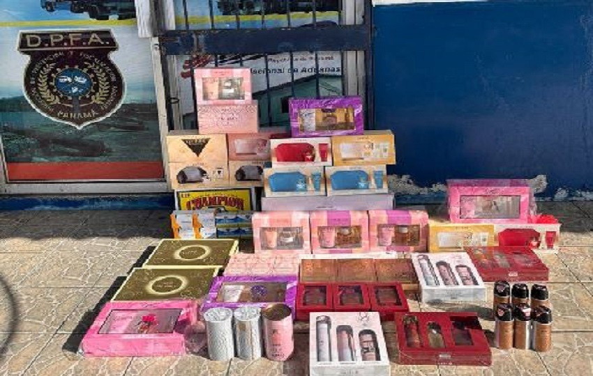 Se decomisaron bicicletas, gorras, licores y perfumes. foto. Aduanas