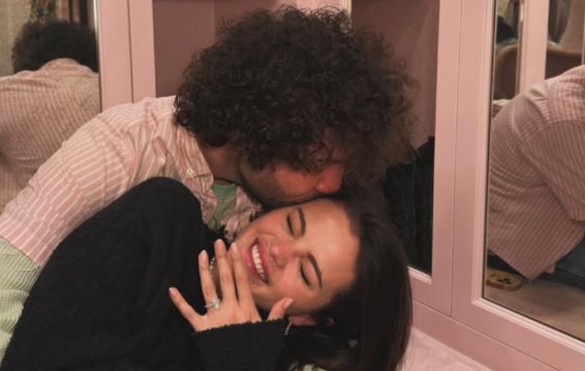 Selena Gómez junto a su prometido Benny Blanco.