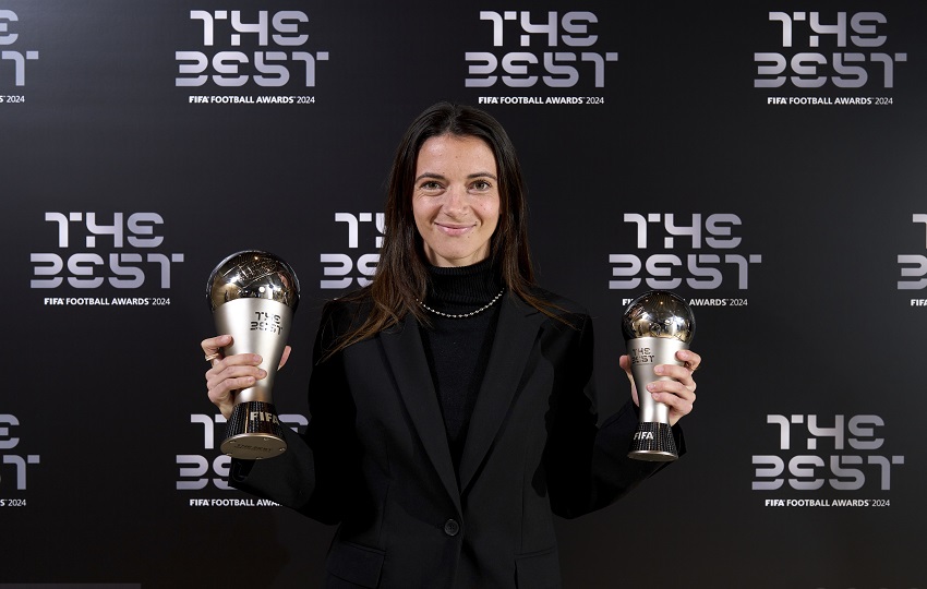 Aitana Bonmatí del Barcelona, posa con los galardonados recibidos, durante la gala de los Premios The Best celebrada en Doha. Foto:EFE