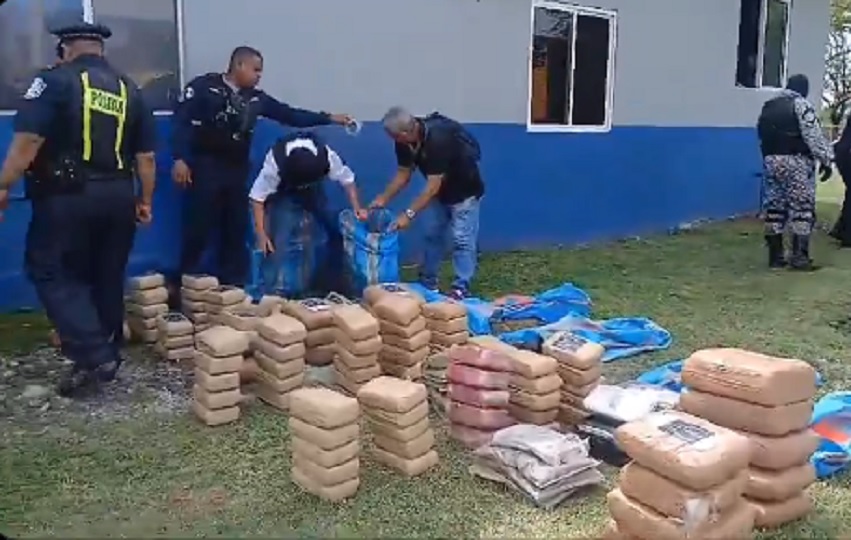 En Chame las autoridades decomisaron 207 paquetes de droga en un auto abandonado. Foto. Policía Nacional En Chame las autoridades decomisaron 207 paquetes de droga en un auto abandonado. Foto. Policía Nacional