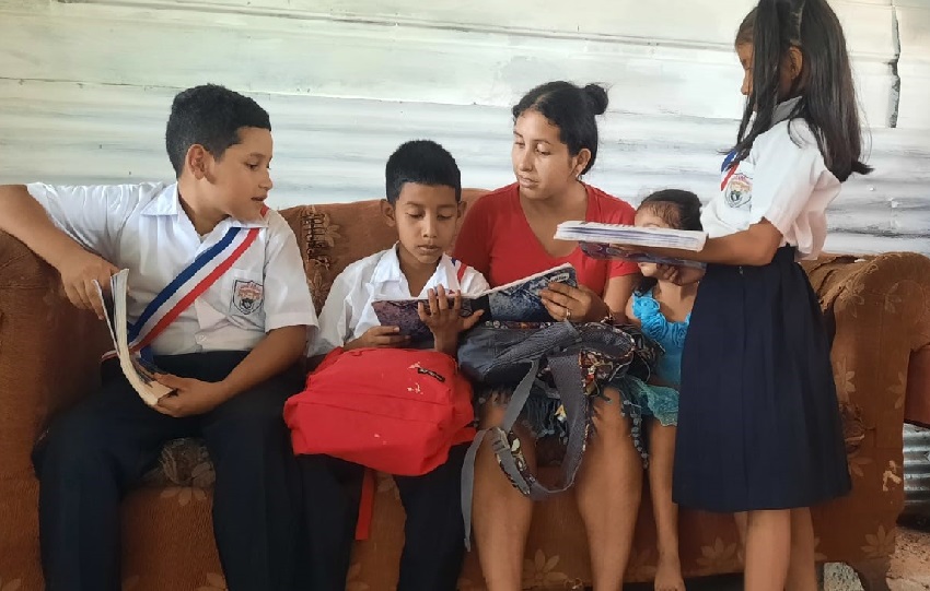 Con su trabajo esta madre vela porque sus pequeños acudan a la escuela para que en un futuro alcancen todos sus sueños. Foto. Mides