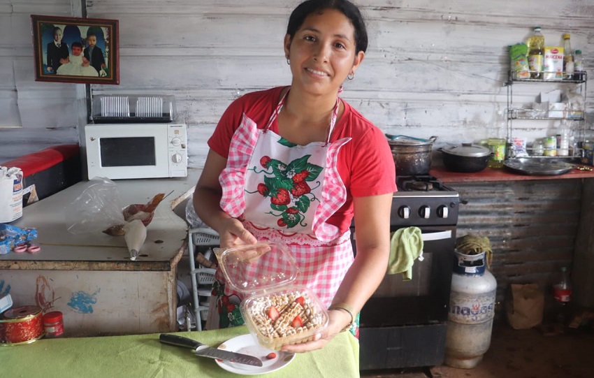 Con la Red de oportunidades Orelis buscó la manera de tener un sustento para ella y sus hijos. Foto. Mides