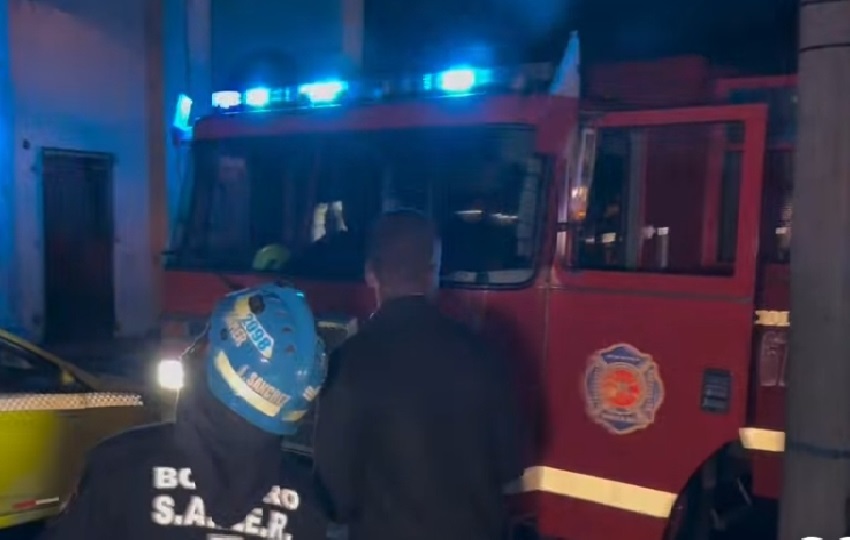 Al lugar del incidente llegaron los bomberos de Colón para sofocar el siniestro en uno de los apartamentos. Foto. Diómedes Sánchez