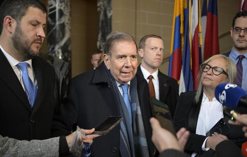 El líder opositor venezolano Edmundo González Urrutia (c) da declaraciones luego de una reunión privada con el secretario de la OEA Luis Almagro. Foto: EFE El líder opositor venezolano Edmundo González Urrutia (c) da declaraciones luego de una reunión privada con el secretario de la OEA Luis Almagro. Foto: EFE