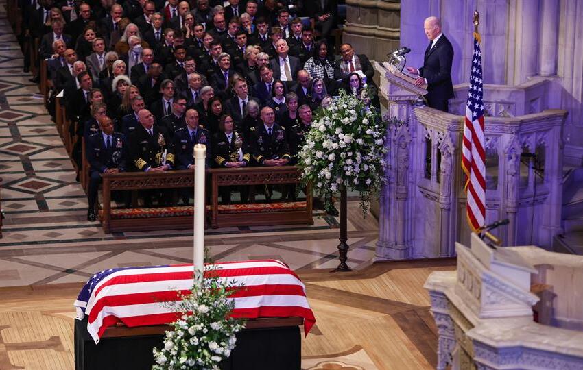 Joe Biden pronuncia un discurso durante el funeral del expresidente de EE.UU., Jimmy Carter en la Catedral Nacional de Washington. EFE