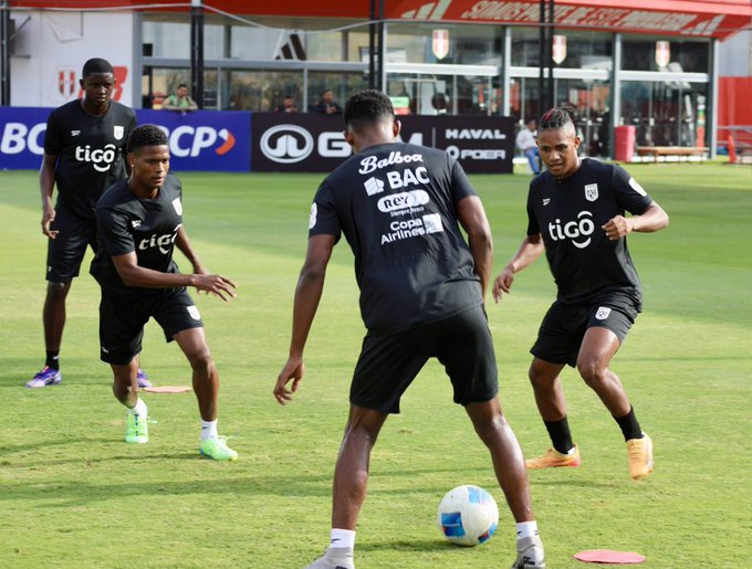 Jugadores de Panamá durante los entrenamientos con miras al partido contra Universitario. Foto: FPF