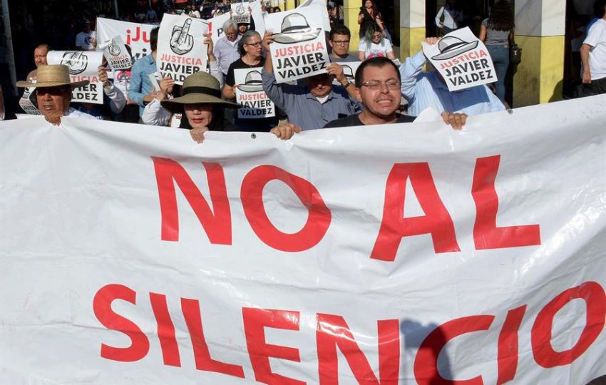 Familiares y amigos de periodistas asesinados en México. Foto: EFE