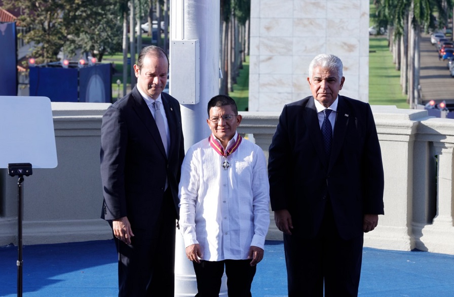 indio-condecoran.jpg Reconocimiento al trabajador Miguel Guerra. Foto:Cortesía.