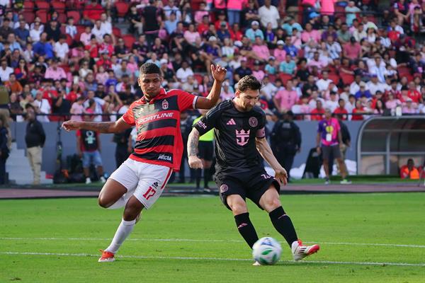 Ángel Joriel Valencia (i) de San Miguelito disputa un balón con Lionel Messi de Inter Miami . Foto:EFE