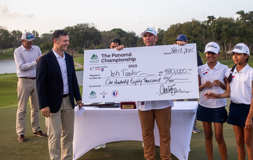 Josh Teater, con su copa de campeón  del Panamá Championship 2025. Foto: Cortesía/ Alberto Vergara