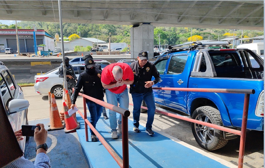 Julio Anel Bayo Solís, de 43 años, es la primera persona detenida tras la desaparición de Dayra Caicedo, cuando llegaba a su casa en Vista Alegre, distrito de Arraiján. Foto. Eric Montenegro Julio Anel Bayo Solís, de 43 años, es la primera persona detenida tras la desaparición de Dayra Caicedo, cuando llegaba a su casa en Vista Alegre, distrito de Arraiján. Foto. Eric Montenegro