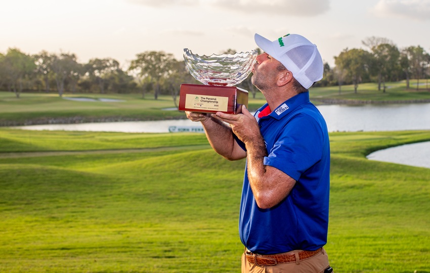 Josh Teater, con su copa de campeón  del Panamá Championship 2025. Foto: Cortesía/ Alberto Vergara