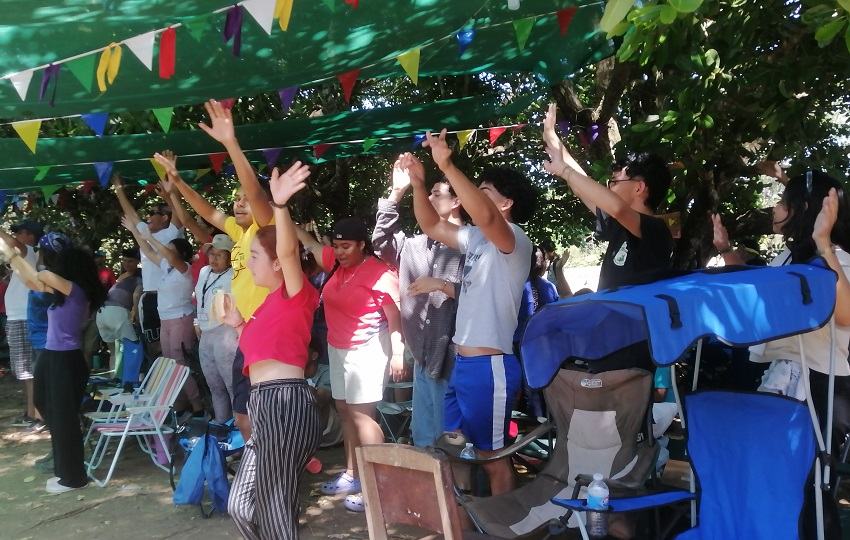 Durante el retiro, los jóvenes participan en talleres, reflexiones, actividades deportivas y educativas, mientras que este domingo fue un día especial, dedicado a la familia. Foto. Thays Domínguez