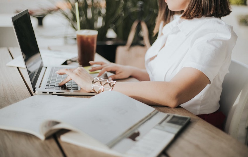 Aunque la participación femenina tiende a ser mayor que la masculina, no se refleja así en los salarios requeridos. Foto: Pexels