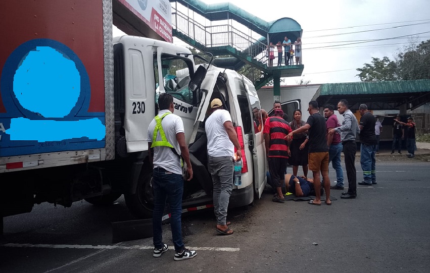 Las personas con fuertes dolores, fueron auxiliadas y colocadas fuera del transporte privado.