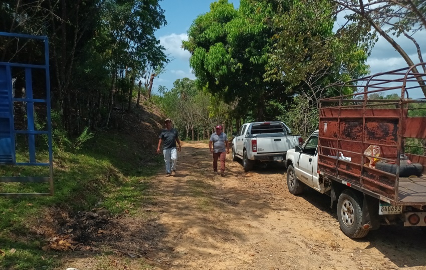 Los habitantes no descartan medidas para que el problema de la circulación por el camino que une a varias comunidades se solucione. Foto. Melquíades Vásquez
