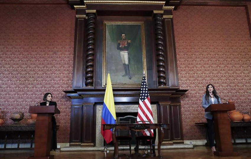 La secretaria de Seguridad Nacional de Estados Unidos, Kristi Noem (d) junto a la canciller de Colombia, Laura Sarabia, en Bogotá. Foto: EFE