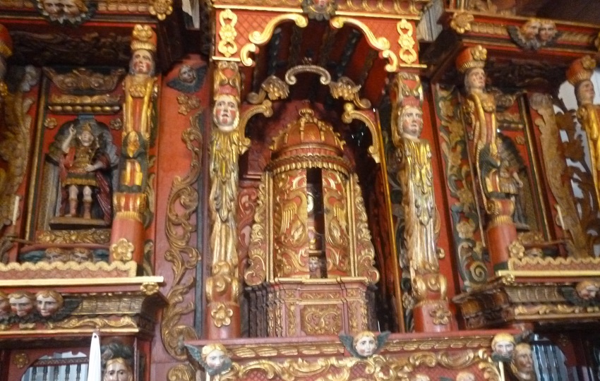 En el distrito de San Francisco, se encuentran altares y retablos de la iglesia colonial que datan de más de 400 años. Foto. Melquíades Vásquez