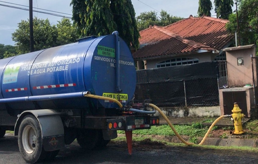 El agua llega solo en la madrugada y por pocas horas, pero ya hemos pasado más de un día sin servicio”. Foto. Thays Domínguez