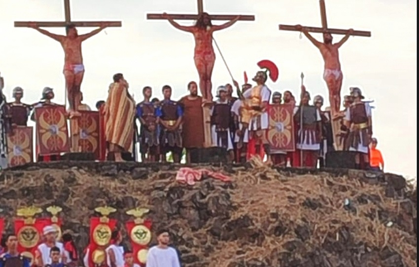 El punto culminante será el Viernes Santo a las cuatro de la tarde, cuando se representará la crucifixión de Cristo en un espacio especialmente preparado, donde se ubican las cruces que simbolizan el Calvario. Foto. Thays Domínguez