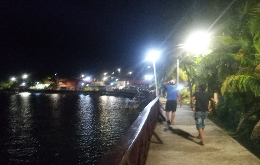 Los paseos nocturno en el área de playa son interesantes.