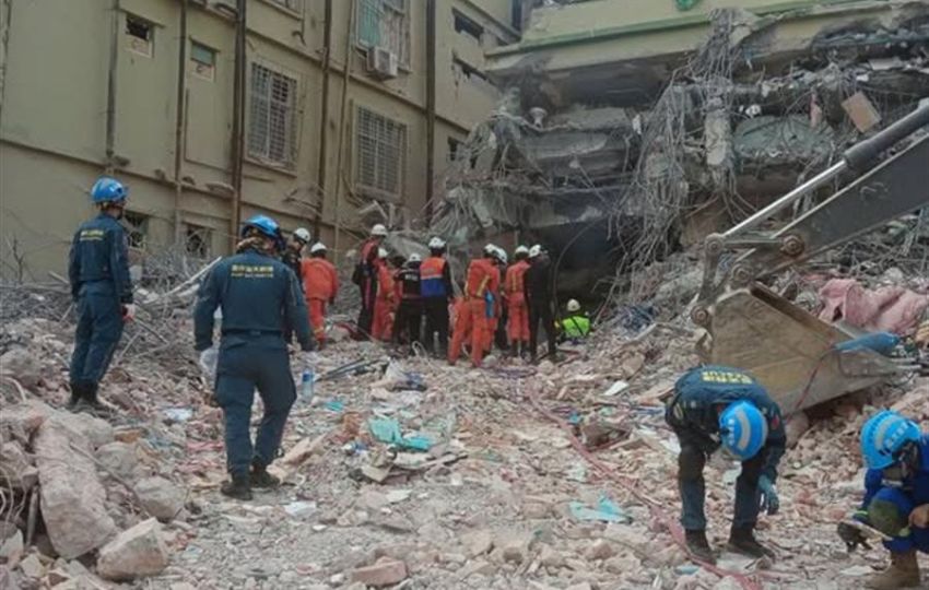 Los equipos de bomberos recuperaron varios cadáveres de entre escombros de un hotel. Foto: EFE 