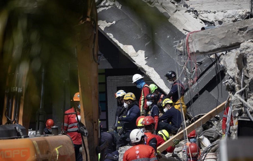 Equipos de rescate trabajan en la búsqueda de víctimas al interior de la discoteca Jet Set este miércoles, en Santo Domingo. EFE