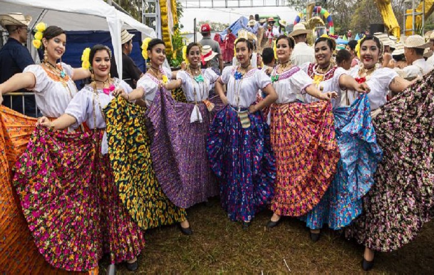 Es la primera vez que se realiza el desfile de polleras, el cual recorre las calles del poblado al toque de tamboritos y tunas, uniendo así la belleza del traje típico con el multicolor de las flores. Foto. Eric Montenegro