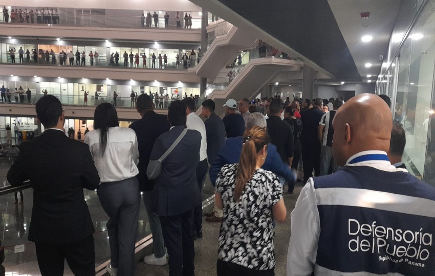 Funcionarios protestan a lo interno del Legislativo. Foto: Cortesía