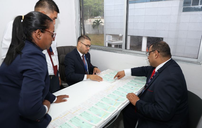 Funcionarios de la Contraloría entregaron  los cheques correspondientes a la primera quincena de abril. Foto: Cortesía